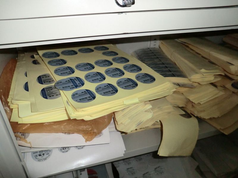 Mehrere tausend gefälschte EBM-Papst-Markenlabels wurden ebenfalls gefunden. (EBM-Papst)