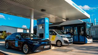 Aktuell gibt es in Deutschland lediglich von Toyota und Hyundai jeweils ein Pkw-Modell, das Wasserstoff tankt. (Bild: H2 Mobility via aum)