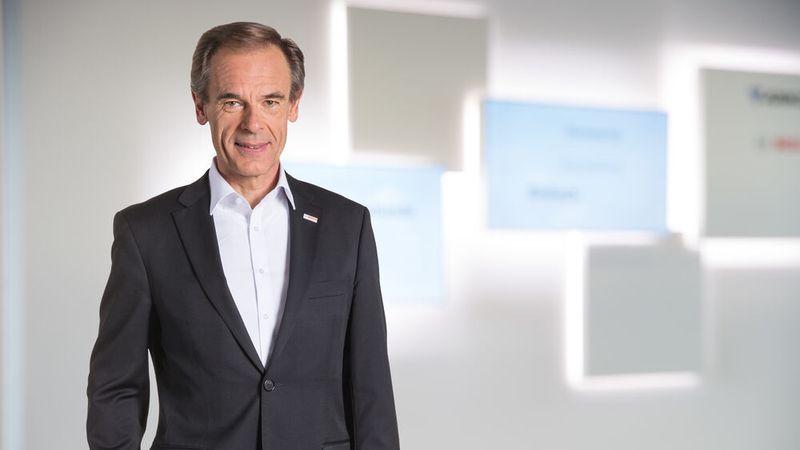 Volkmar Denner (64) legt nach 36 Berufsjahren bei Bosch und nach 16 Jahren in der Geschäftsführung seine Ämter nieder. Sein Wunsch ist, sich wieder auf die Forschung zu konzentrieren. Denner wird Scientific Advisor von Bosch im Zukunftsfeld Quantentechnologie. Er nimmt als Gast weiter an den Sitzungen der Industrietreuhand KG teil. (Bosch)