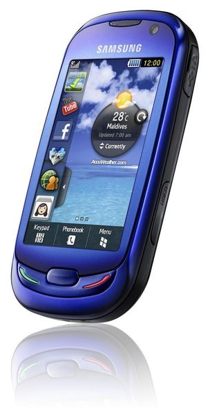 Das Samsung S7550 besteht aus recycelten Wasserflaschen und lädt sich über Solarzellen von selbst. (Archiv: Vogel Business Media)