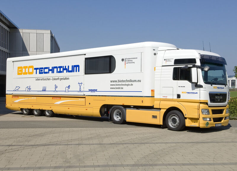 The mobile experience world BIOTechnikum – on its tour throughout Germany it gives people an opportunity to literally “get in touch” with biotechnology. (Picture: Federal Mistry of Education and Research)