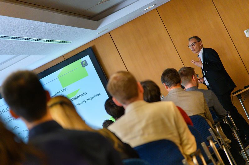 Um „System-of-Systems in der Medizintechnik – wenn das Produkt nicht mehr im Gerät endet“ ging es im Vortrag von Peter Hartung, M&M Software. (Bild: Stefan Stark/Koala Agentur)