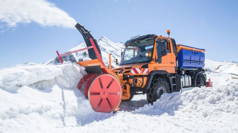 Eine wichtige Entwicklung war der gekröpfte Leiterrahmen des Unimog, der eher zufällig entstand: Weil das französische Militär nicht wollte, dass das Reserverad des Unimog 404 Platz auf der Ladefläche einnähme, wurde der Leiterrahmen in der Fahrzeugmitte gekröpft, sodass das Reserverad unter der Ladefläche montiert werden konnte. Ursprünglich war der Unimog mit einem ebenen Leiterrahmen konstruiert, doch bietet der gekröpfte Leiterrahmen neben dem neuen Platz für das Reserverad auch bessere Verwindungseigenschaften, sodass der Unimog noch geländegängiger wurde. (Bild: Daimler Truck)