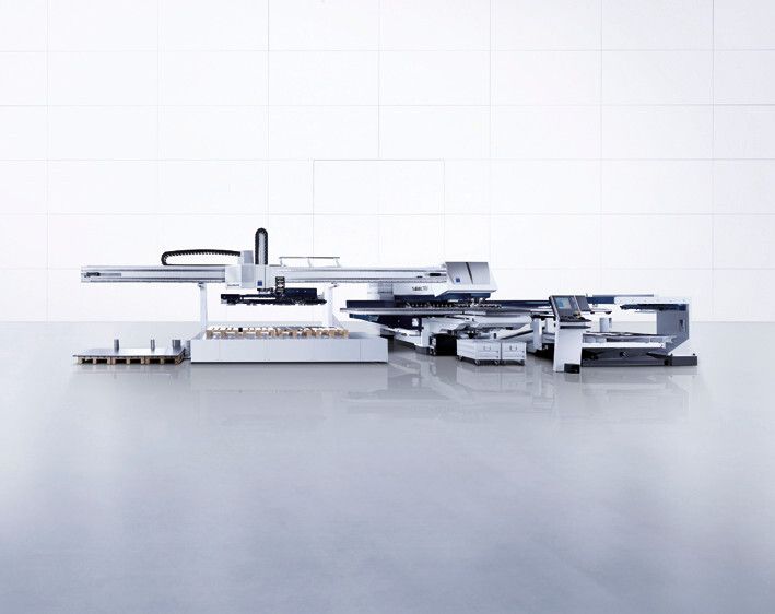 Automatisierte Trumatic 7000: Mit verschiedenen Automatisierungskomponenten können Stanz-Lasermaschinen von Trumpf rund um die Uhr vollautomatisiert arbeiten. (Bild: Trumpf)