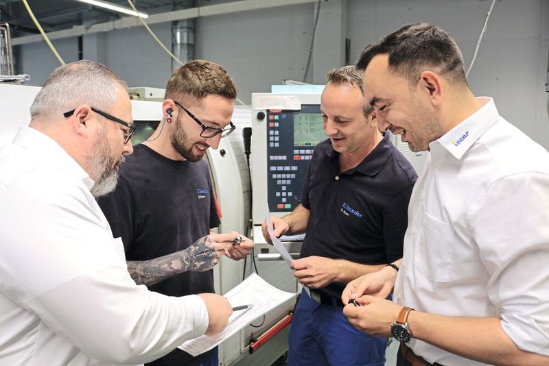 Achim Wuchter, technische Beratung und Verkauf bei Iscar, Daniel Homm, Zerspanungsmechaniker, Ralph Kaun, Teamleiter CNC-Drehen, beide Eisele, und Calogero La Quatra, Produktspezialist Multi Master & Solid Carbide bei Iscar, besprechen den Einsatz des Sonderfräsers. (Bild: Iscar)