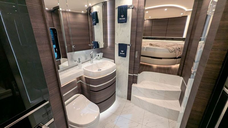 Auch das Bad ist luxuriös. (Bild: Mauritz – VCG)