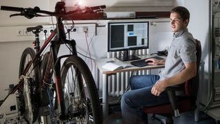 Forscher des KIT testen E-Bikes auf einem Prüfstand wie er in der Automobilindustrie üblich ist.  (Markus Breig, KIT)