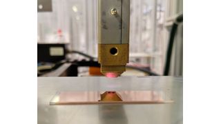 Bei Innovent Technologieentwicklung in Jena hat man bewiesen, dass man mit Atmopshärendruckplasma Kupfer- (wie hier) und Silberoberflächen von Oxiden respektive von Sulfiden reinigen kann – ohne garstige Chemikalien und ohne viel Energieaufwand ... (Bild: Innovent)