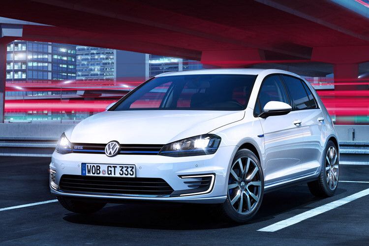 Auch optisch zeigt der GTE seine Nähe zum Kompaktsportler. Wo sich am GTI ein rotes Band durch Kühlergrill und Scheinwerfer zieht, trägt der Plug-in ein blaues. (Foto: Volkswagen)