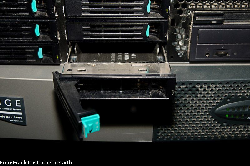 Abbildung 5: Festplatten können im laufenden Betrieb auswechselt werden. Eine LED am Schacht zeigt den Status der Festplatte an. (Archiv: Vogel Business Media)