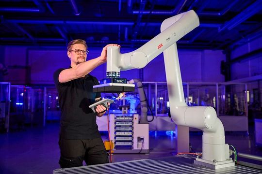 Der Markt für Cobots wird in den nächsten Jahren gut wachsen. Diese Aussicht nutzt ABB aus und bringt die ultraschnell agierende Cobot-Familie namens Powa an den Start ...(Bild:  ABB)