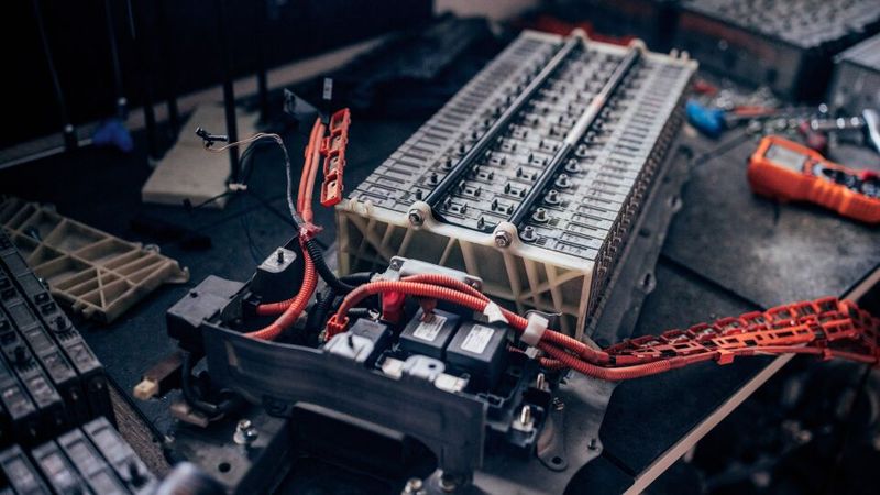 Lithium-Ionen-Akkus in einer Reparaturwerkstatt.(Bild:  IAV)