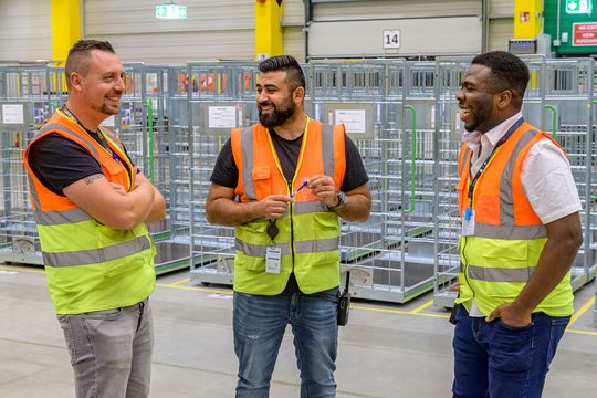 Das sind drei Amazon-Mitarbeiter. Offensichtlich haben sie Grund zur Freude. Der Hintergrund ist, dass Amazon für seine Beschäftigten viele attraktive Möglichkeiten und Vergünstigungen bietet. Damit wurde das Unternehmen zum zweiten Mal in Folge zum Top Employer gekürt.(Bild:  www.wj-schneider.de)