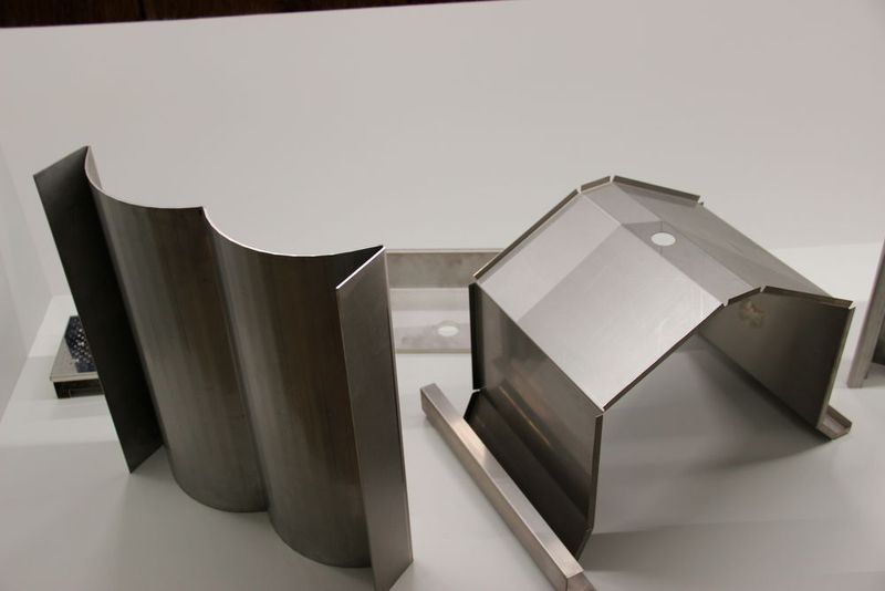 Zu jeder Maschine zeigt LVD Bauteile, die damit hergestellt wurden. (Itasse)