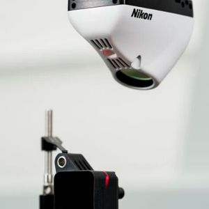 Der Laserscanner LC15Dx von Nikon blickt hier auf ein schwarzes Bauteil, das außerdem aus weichem Kunststoff besteht. Hier spielt die berührungslose Oberflächenprüfung ihre Vorteile voll aus.(Bild:  Nikon Industrial Metrology)