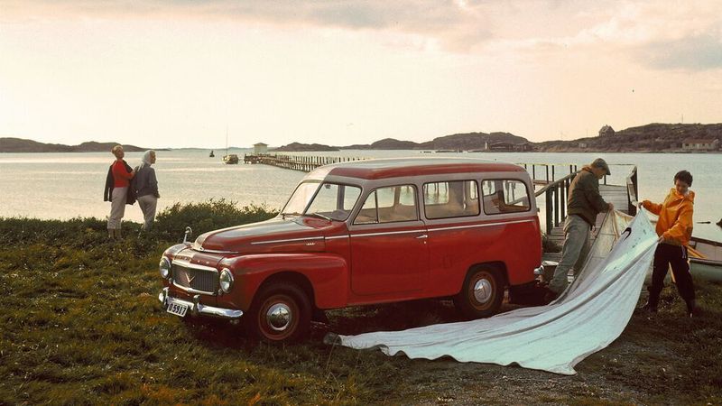 Der Volvo PV445, auch Duett genannt, ist die Kombiversion des Buckel-Volvos. Im Gegensatz zu diesem ist die Karosserie des Duett nicht selbsttragend, sondern ruht auf einem Rahmen, die Hinterachse ist blattgefedert (statt Schraubenfedern). (Volvo)