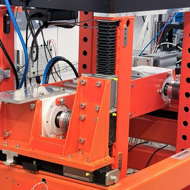Auf diesem Positioniertisch verfährt die Hochgeschwindigkeitskamera mit einer Genauigkeit von ±2,5 Mikrometern (Bild: Leantechnik)
