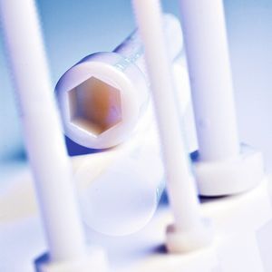 Kunststoffverschraubungen leiten weder elektrischen Strom noch Wärme. Auch wirken sie schalldämmend – wichtiges Kriterium bei Autobauern.