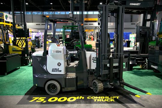 Das ist er! Der 75.000. Combilift-Stapler des Typs Aisle-Master-Gelenkstapler. Und Combilift feiert auch noch 25 Jahre Bestehen. Diese Freude teilen die Iren und schenken den Stapler an die Hilfsorganisation Convoy of Hope, damit Hilfe noch schneller ankommt, wo sie benötigt wird. (Bild:  Combilift)
