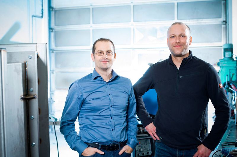 Pierre Mack, Geschäftsführer von Mesa, und Tino Volkmer, verantwortliche Schweißaufsichtsperson, sind überzeugt von ihrem schweißtechnischen Partner. „Ohne die EWM-Schweißtechnik würden wir viele Aufträge gar nicht bekommen“, betont Mack. (Bild: EWM)