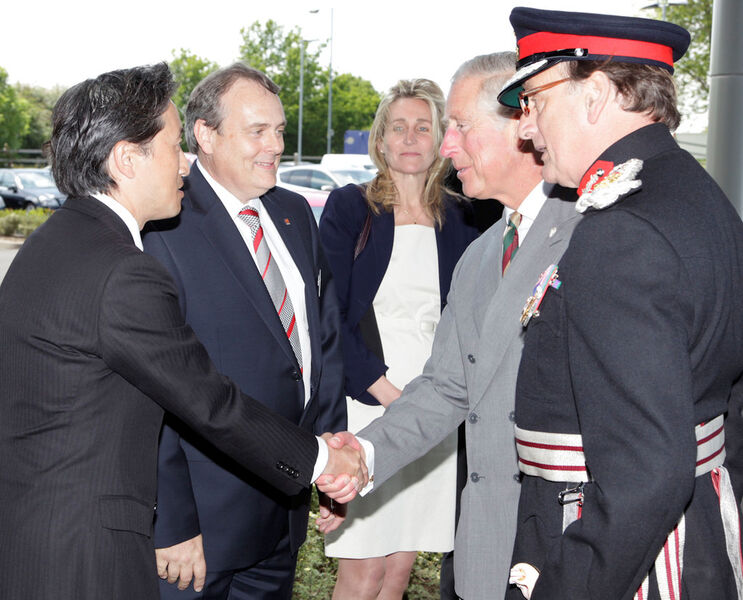 His Royal Highness, The Prince of Wales, is welcomed to Yamazaki Mazak’s European Headquarters by Group Managing Director Europe Marcus Burton (second from left), and Deputy Group Managing Director Hiroyuki Yamazaki (l.). (Source: Yamazaki Mazak)