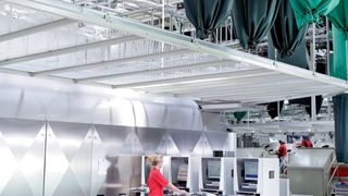 Die Kleidung wird bei Temperaturen zwischen 60 und 75 Grad gewaschen, wodurch sichergestellt wird, dass Viren und Bakterien vollständig inaktiviert werden.  (Mewa)