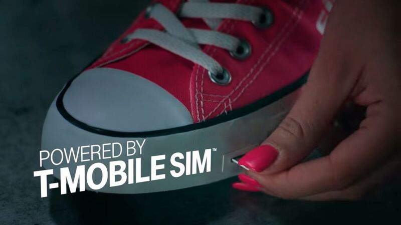 Schuhe mit Telefon und Internet: Rechtzeitig zum 1. April kündigte T-Mobile USA die vom klassischen Sidephone-Handy inspirierten 