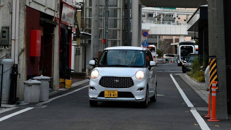 In vielen Städten muss für ein Kei-Car im Gegensatz zu einem ausgewachsenen Auto kein eigener Parkplatz nachgewiesen werden, um eine Zulassung zu bekommen. (Bild: SP-X/Benjamin Bessinger)
