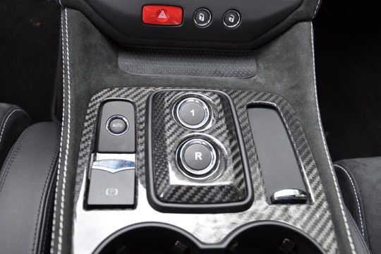 Einen Wahlhebel gibt es nicht. Im Automatikmodus legt man den ersten und den Rückwärtsgang per Knopfdruck ein. (Wehner)