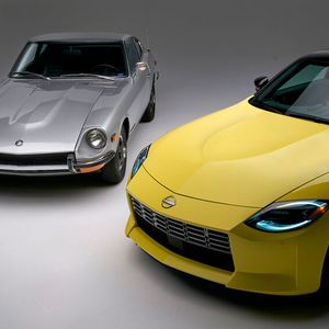 Die Designer spielten auf unterschiedliche Vorgängergenerationen an. So erinnern die Scheinwerfer an das frühe Modell 240 ZG, die Dachlinie knüpft sowohl an den 240 Z als auch an das direkte Vorgängermodell 370 Z an.(Auto-Medienportal.Net)