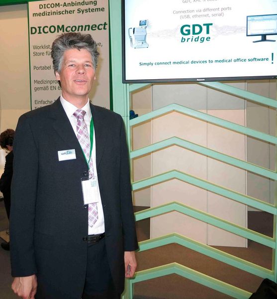 Eigentlich definiert DICCOM als Standard, wie Röntgenaufnahmen und zugehörige Aufzeichnungen strukturiert und weitergegeben werden müssen. „Doch wir registrieren auf der Medica vermehrt auch Interesse seitens Herstellern von Endoskopen“, erklärt Peter Nix von der Softgate GmbH. (Reinhardt)