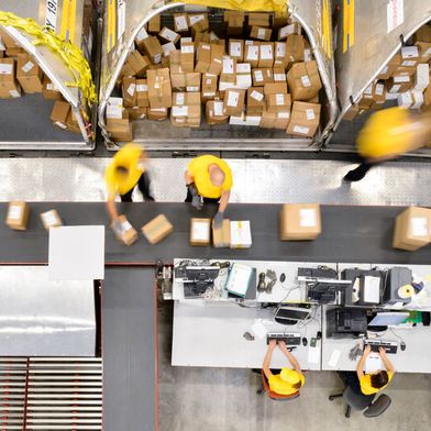 In vielen Logistik- und Fulfillment-Set-ups ist die operative Abwicklung im Lager längst digitalisiert, während die Abrechnung häufig noch hinterherhinkt. (Bild: simonkr/istockphoto)