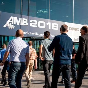 Sturm auf die Hallen der Erkenntnis: Die erwarteten 90.000 Fachbesucher der AMB finden nach Aussage der Landesmesse Stuttgart auf diesem Event das richtige Rüstzeug für die Produktion von morgen.
Bereits nach der ersten Halbzeit zeigt sich die AMB 2018 nach Aussage vieler Aussteller, gestützt durch die Zählungen des Veranstalters als wahrer Publikumsmagnet in Sachen Metallbearbeitung. Nicht zuletzt der strahlende, ja praktisch hochsommerliche, Altweibersommer macht die Reise zum reinsten Vergnügen. 