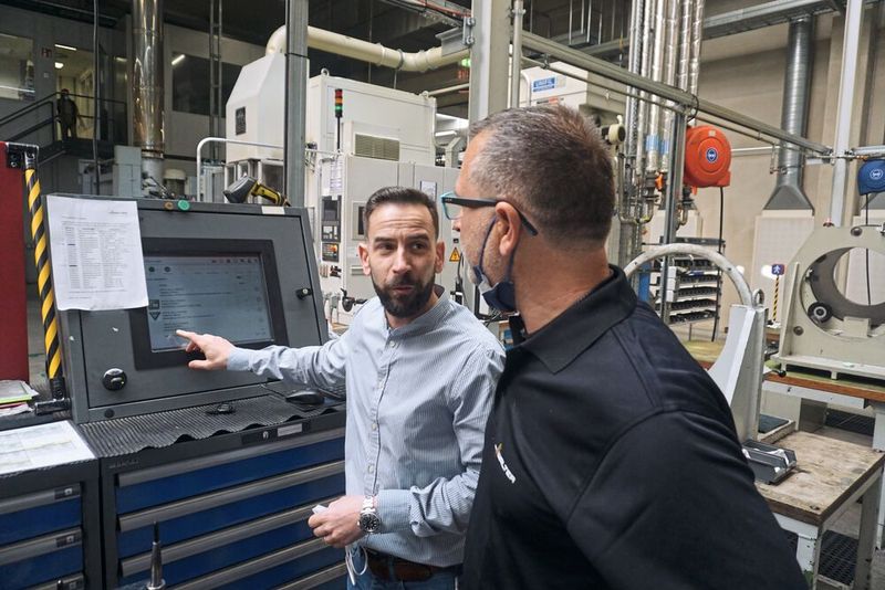 Maurizio Martorana (Hauptansprechpartner und Projektleiter bei Deutz) und Michael Hartsch (Tool-Manager Walter) an der Werkzeugentnahmestation. (Bild: Walter)