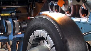 Für Kfz-Betriebe, die mit Reifen handeln, könnte die EU-Entwaldungsverordnung negative Auswirkungen haben. (Bild: Screenshot / VCG / Hinghaus)