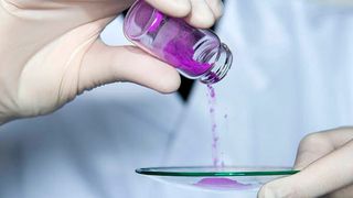 Pinkfarbenes, mikrokristallines Lithium-Kobaltphosphat-Pulver (Andreas Battenberg / TUM)