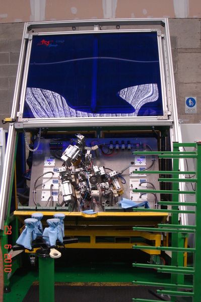 Automatische Produktionsstation für die Verklebung von Halteclips auf Seitenfenster. (Bild: Delo)