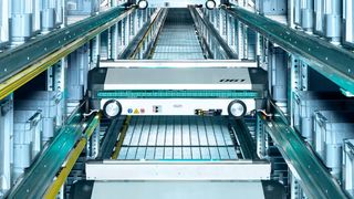 Automatisches Kleinteilelager im neuen Schukat-Logistikzentrum mit Shuttles von Knapp. (Schukat)