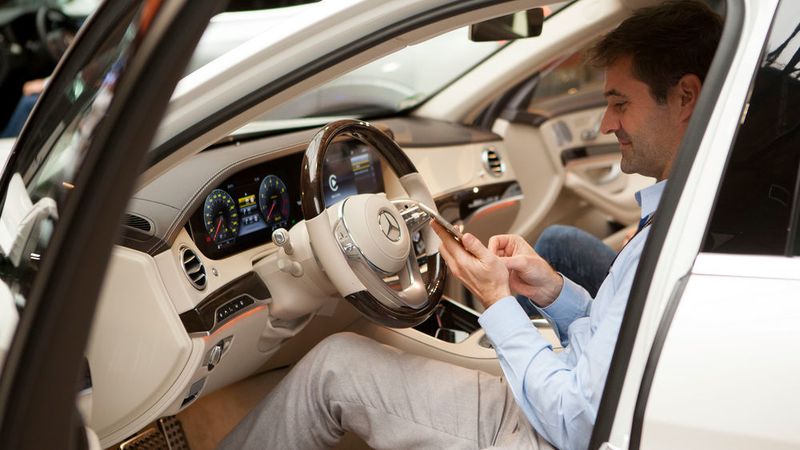 Dort konnten die 120 Besucher der Veranstaltung selbst ausprobieren, wie es um die User Experience im vernetzen Fahrzeug steht – insgesamt zehn Fahrzeuge standen zum Vergleich bereit. (P3)