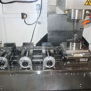Auf dem Arbeitstisch der „Mikron VCE 1200 Pro“ beim Werkzeugbauer Seidel befinden sich drei Schraubstöcke und ein Nullpunktspannsystem, das über das System „3R Workpal 1“ automatisiert bestückt wird. 
