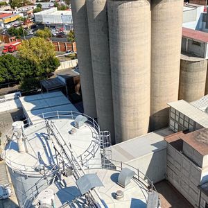 Beim Messen im Inneren der hohen, schlanken Silos sind Einbauten und Verstrebungen eine Herausforderung. Die hohe Fokussierung der Vegapuls 69-Sensoren hilft, das Messsignal von Störsignalen zu trennen.(Bild:  Vega)
