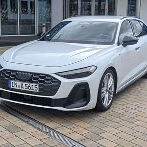 Äußerlich grenzt sich der Audi A5 zum Vorgänger A4 ein Stück weit ab. (Bild: Mauritz – VCG)