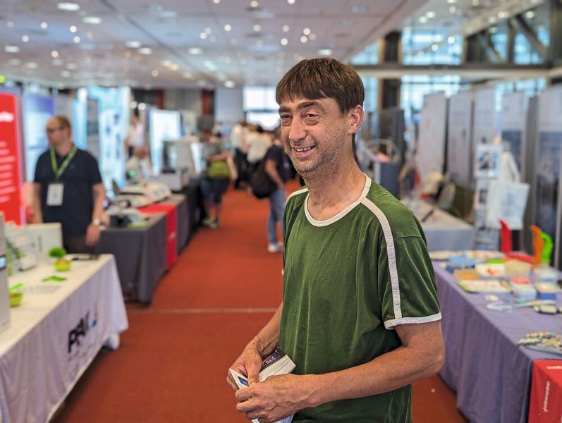 Besucherstimmen der LAB-SUPPLY Berlin 2024 Sven Klemer, TU Berlin: „Es gibt hier immer wieder neue Sachen zu entdecken. Man kann sich auch mal eine Probe mitnehmen. Zum Beispiel habe ich vor einem Jahr eine Flasche von Duran bekommen, die nutzen wir im Labor immer noch.“    Mehr Infos zu den kommenden LAB-SUPPLY-Messen finden Sie auf www.lab-supply.info  (Bild: VCG – Lüttmann)