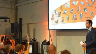 Peter Wynands, Verkaufsleiter der Krefelder Still-Niederlassung, begrüßt die Gäste auf der Fachtagung zum Thema Arbeitssicherheit. (Bild: Still)