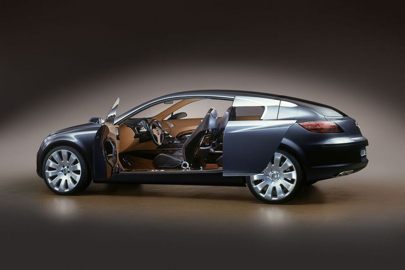 Der Insignia Concept war eine Studie, mit der die Opel-Designer 2003 gezeigt haben, wie sie sich eine Oberklasselimousine vorstellen. Für eine Serienfertigung war der Wagen jedoch zu schwer, zu teuer und zu kompliziert. Ein Serienmodell namens Insignia kam zwar 2008 auf den Markt. Das war aber in der unteren Mittelklasse positioniert und löste den Vectra ab. (Bild: Opel)