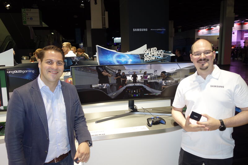 (l.) Simon Winkler und Marcel Binder, Samsung, zeigen das neue Display CHG90. (Bild: IT-BUSINESS )