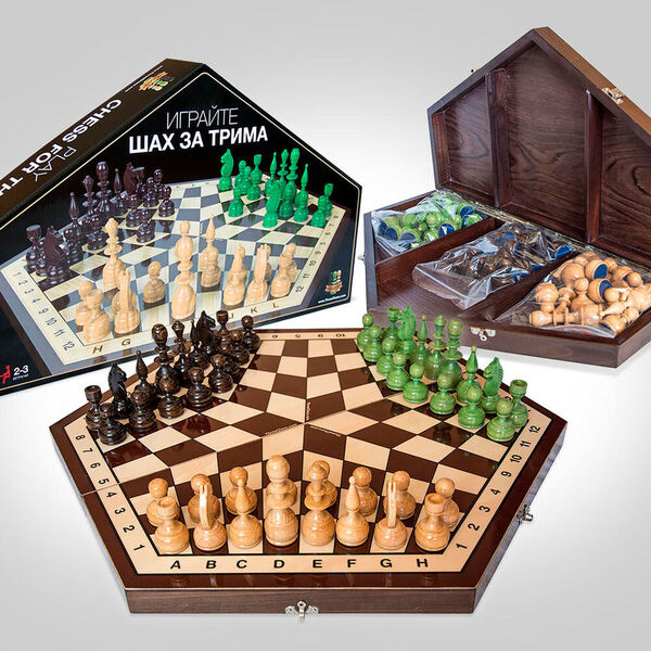 Wem einfaches Schach zu simpel ist, der kann jetzt Schach auch zu dritt spielen. Mit der dritten Farbe kommen viele taktische Möglichkeiten dazu, die Spielregeln bleiben gleich. Zur Auswahl gibt’s ein  Reiseschachbrett für 19,95 Euro und ein Luxusschachbrett für 89,95 Euro.  (getDigital.de)