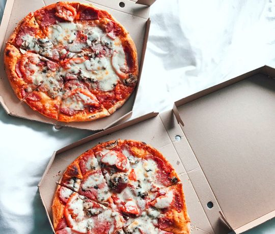 Die Zwei-Pizza-Regel nach Jeff Bezos: Es sollten nur so viele Menschen an einem Meeting teilnehmen wie von zwei Pizzen satt werden. Die Zwei-Pizza-Regel nach Jeff Bezos: Es sollten nur so viele Menschen an einem Meeting teilnehmen wie von zwei Pizzen satt werden.