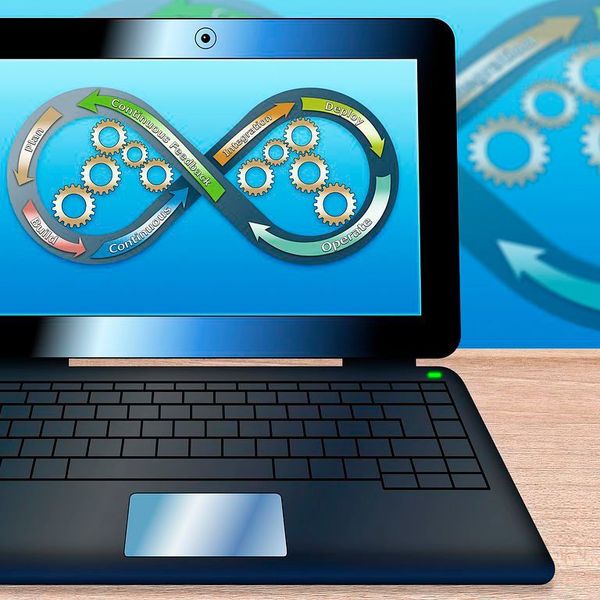 Software-Entwicklung (Dev) und -Betrieb (Ops) sollten im Zuge der Digitalisierung eng zusammenarbeiten. Im Folgenden finden Sie fünf Fachbeiträge zum Thema DevOps. Mit den Pfeiltasten (← / →) oder den Schaltflächen oben können Sie durch die Sammlung navigieren. (senjinpojskic - diwou.com)