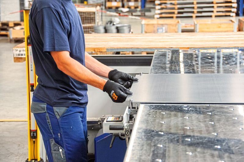 Nachdem das Blech korrekt angeschlagen ist, erledigt die Schröder MAK 4 Evolution UD den gesamten Biegevorgang über das Steuerungssystem POS 3000 automatisch. Die korrekten Positionen werden über ein Kamerasystem kontrolliert. (Bild: Schröder)